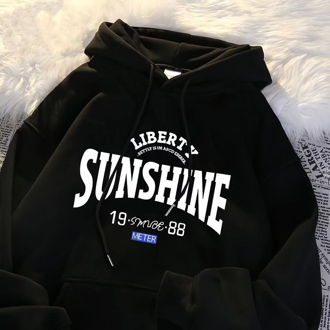 Women's hoodie with modern lettering and practical kangaroo pocket Chic & Stil