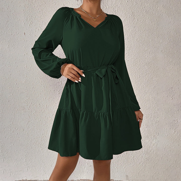 Robe portefeuille pour femmes avec des détails volants et une ceinture à la taille Chic & Stil
