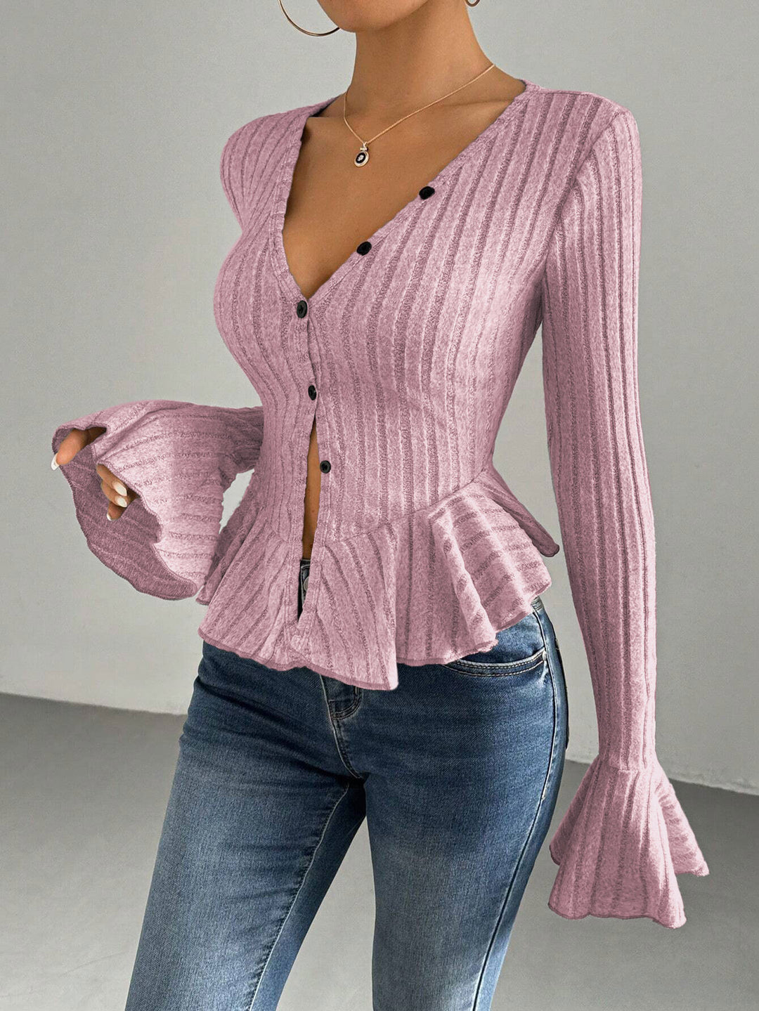 Cardigan féminin à la mode avec silhouette cintrée et détails de volants décoratifs Chic & Stil