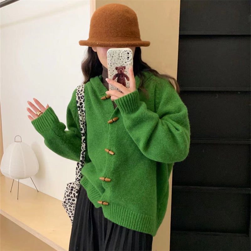Cardigan confortable pour femmes avec capuche et détails en bouton en bois Chic & Stil