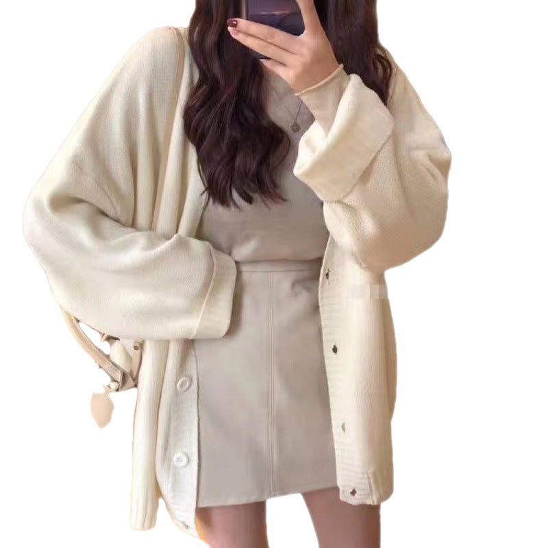 Casual knitted cardigan for women with voluminous sleeves and a chic button placket