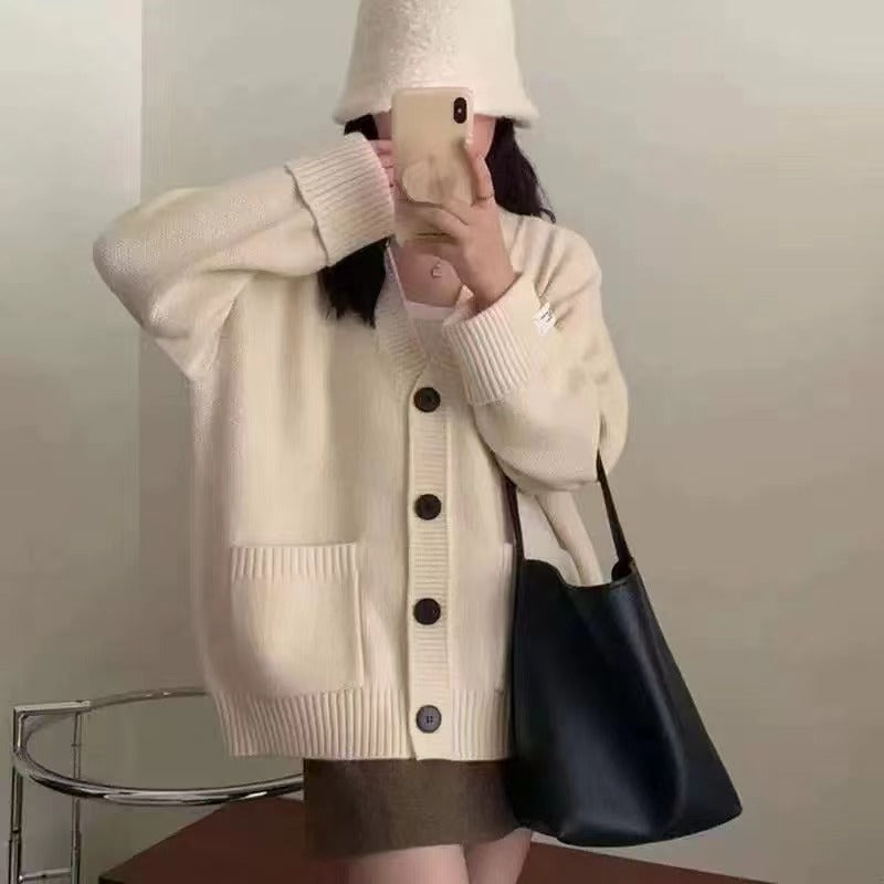 Cardigan pour femmes avec une coupe décontractée et de grandes poches Chic & Stil