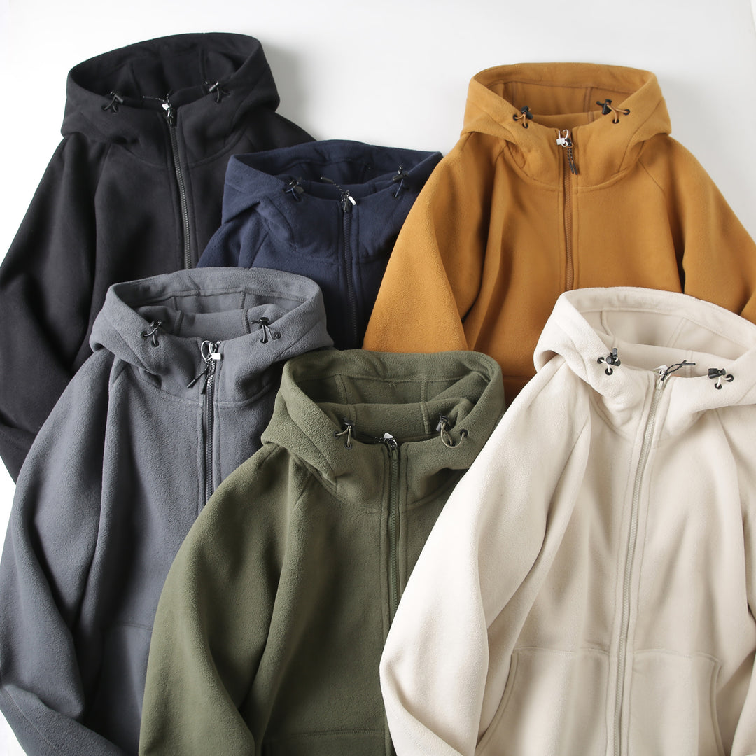 Veste en polaire pour femmes avec un design de capuche innovant et des poches pratiques Chic & Stil