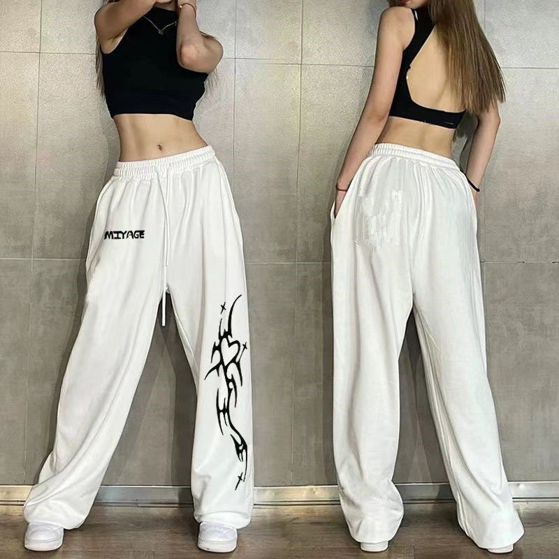 Women's casual leisure pants with a wide cut and striking graphic design Chic & Stil