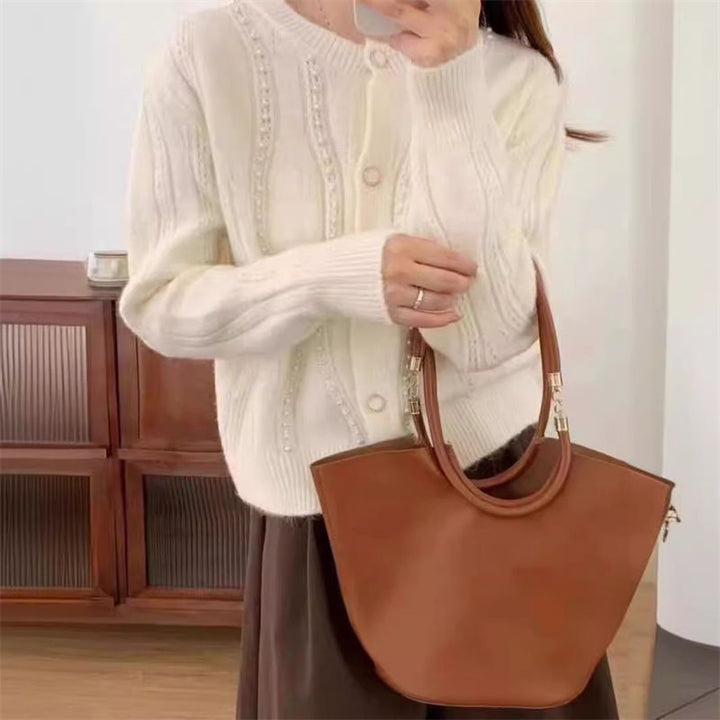 Cardigan pour femmes avec détails en perles élégants et coupe classique Chic & Stil