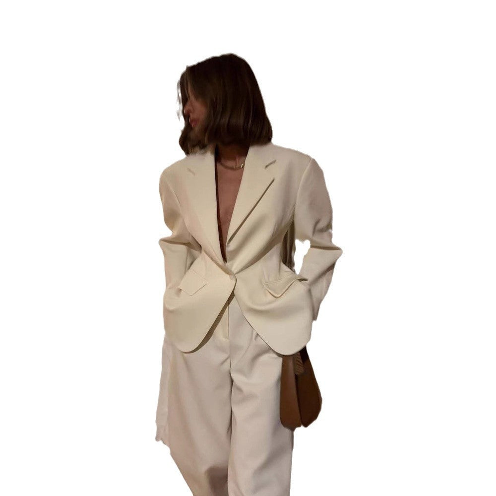 Elegant blazer jacket for women with a fitted cut and practical pockets Lune London