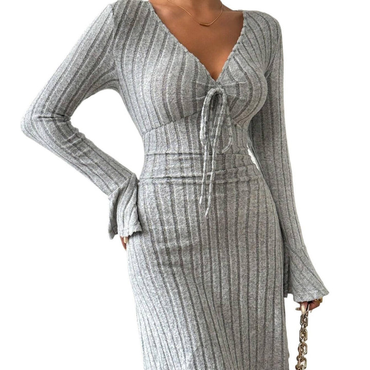 Robe tricotée pour femmes avec décolleté en V profond et liens élégants Chic & Stil