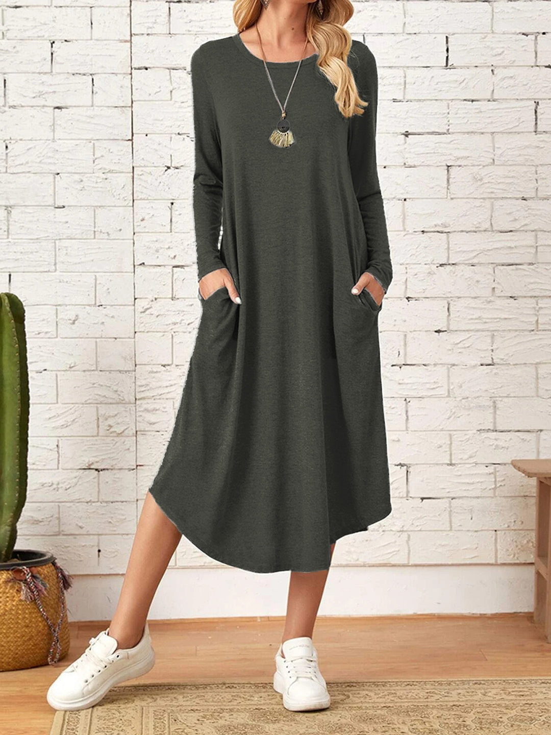 Casual chic maxi dress for women with practical pockets and relaxed fit