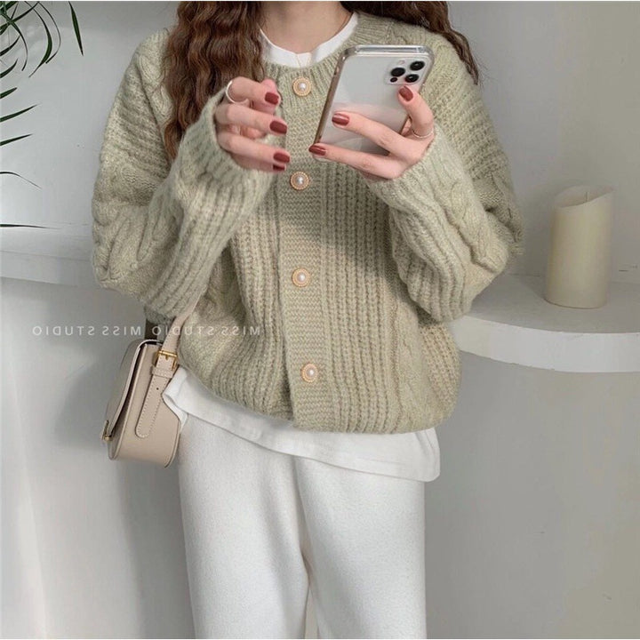 Cardigan Tricot Doux pour Femmes avec Détails de Boutons en Perle et Texture en Tricot Câble Chic & Stil