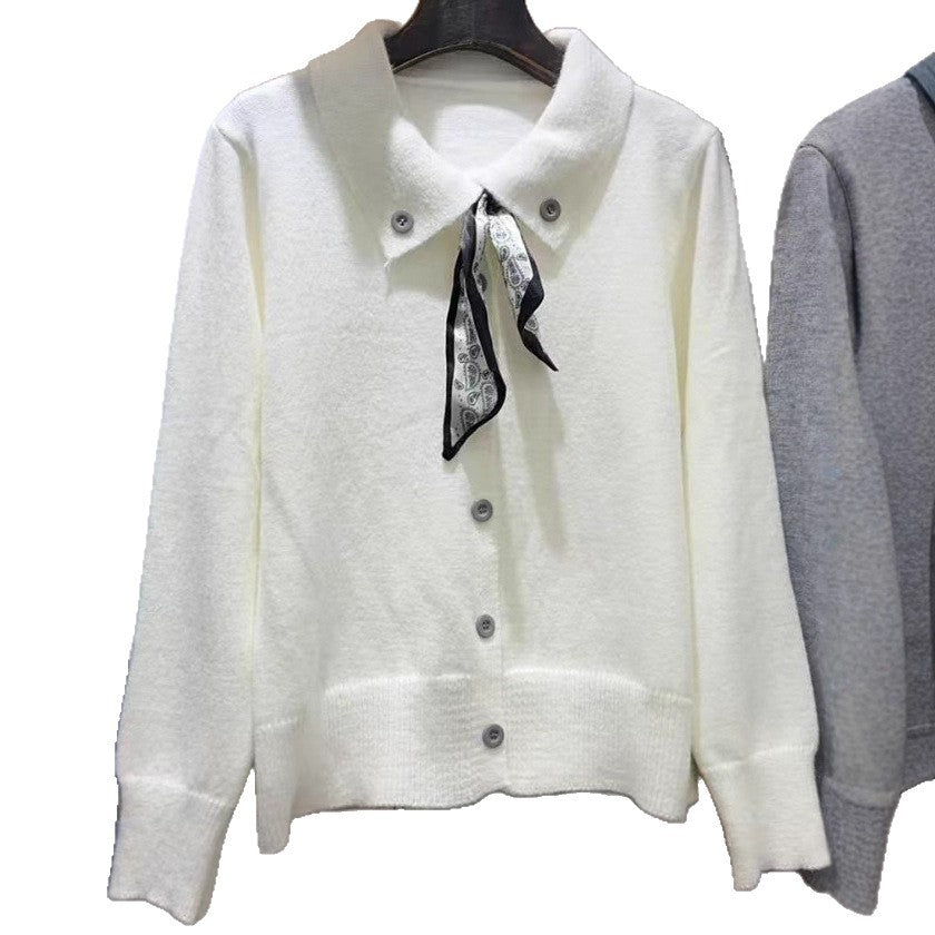 Ladies fine cardigan with classic collar and button closure Lune London
