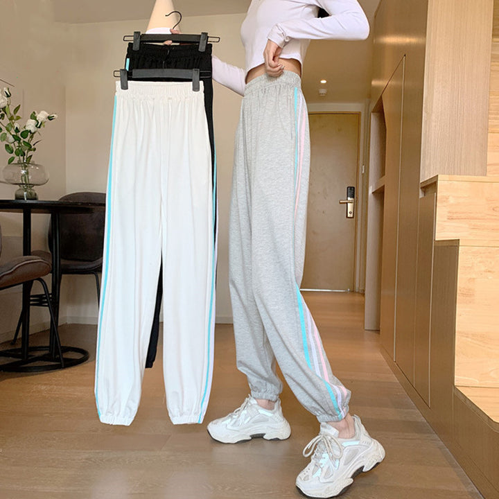 Pantalons de jogging sportifs pour femmes avec des inserts latéraux tendance Chic & Stil