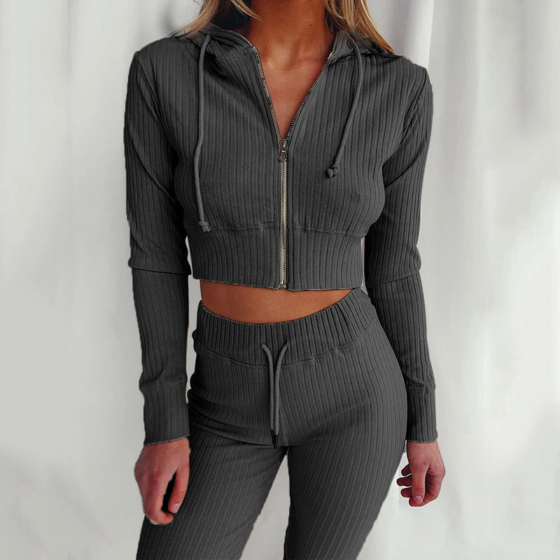 Ensemble de hoodie court sportif pour femmes avec un design en fines côtes et un grand confort de port Chic & Stil