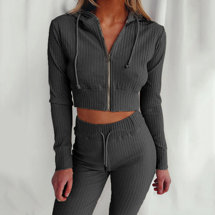 Ensemble de hoodie court sportif pour femmes avec un design en fines côtes et un grand confort de port Chic & Stil