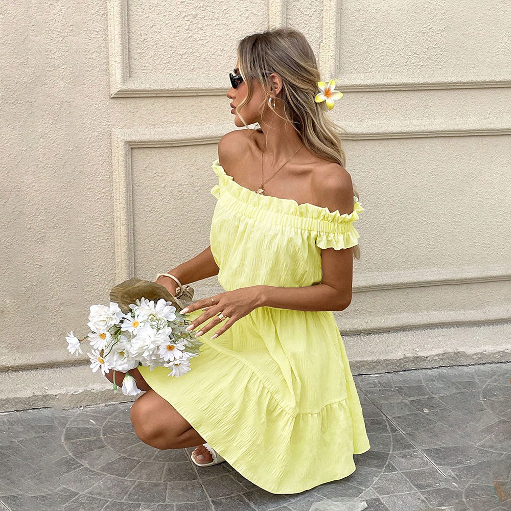 Robe d'été courte pour femmes avec un ourlet à volants amusant et un design sans épaules Chic & Stil