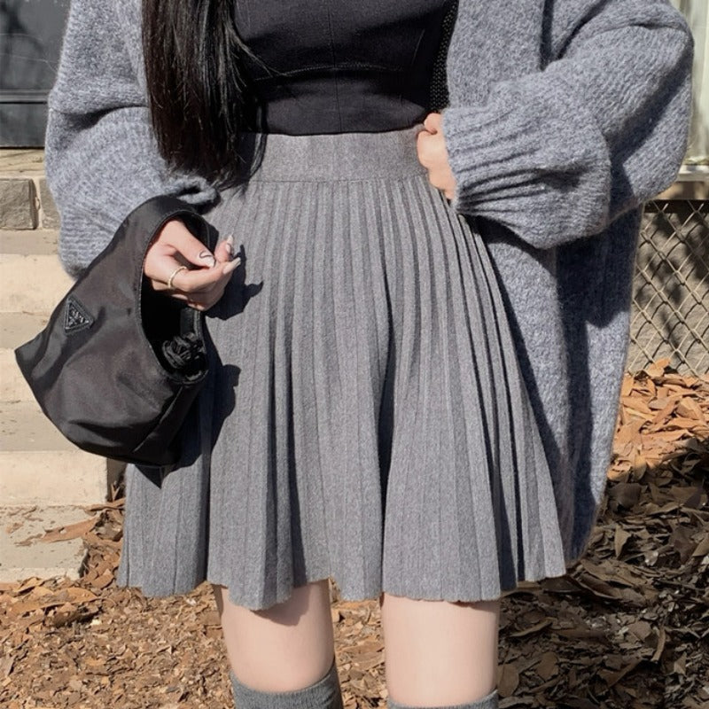 Pleated skirt for women in soft knit material with elastic waistband Lune London