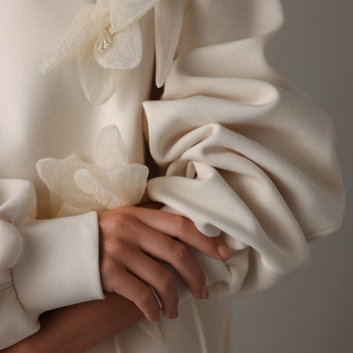 Women's sweatshirt with floral appliqués and a chic casual cut