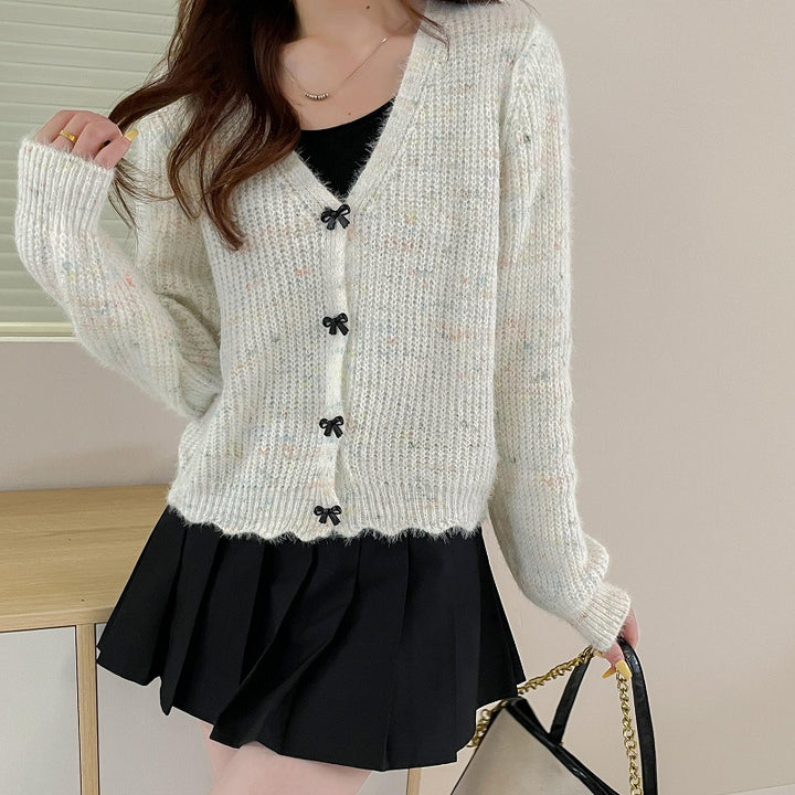 Lady cardigan with V-neck and decorative buttons Lune London