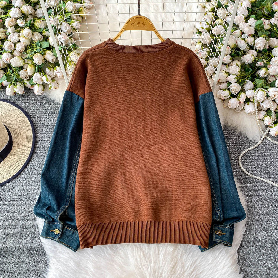 Pull élégant pour femmes avec motif de papillon et manches en denim Chic & Stil