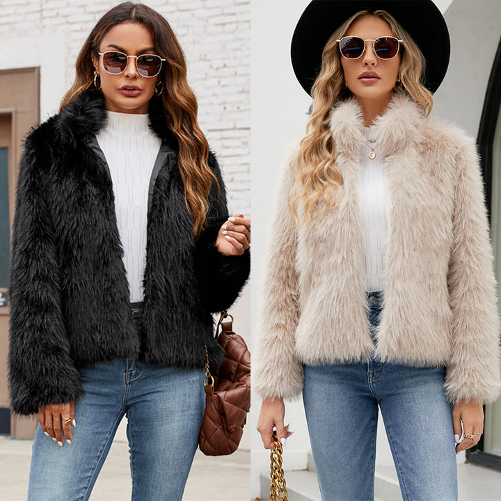 Luxurious short women's jacket in faux fur with a trendy collar Lune London