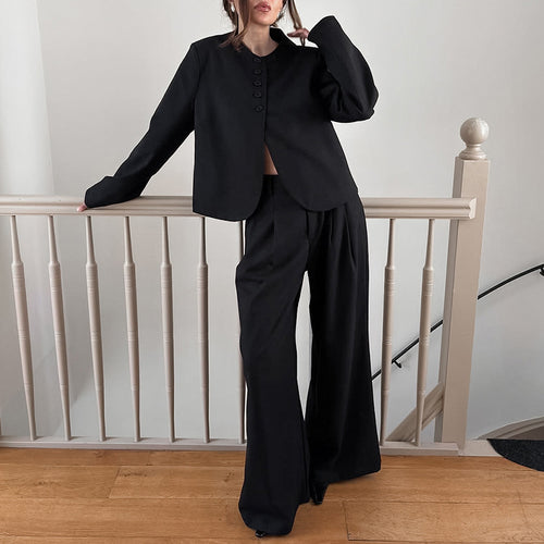 Elegant blazer-pants set for women with a loose fit and lower button closure Lune London