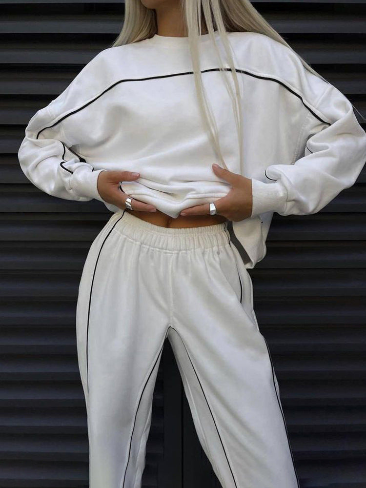 Women Modern Leisure Set with Short Top and Wide Pants Lune London