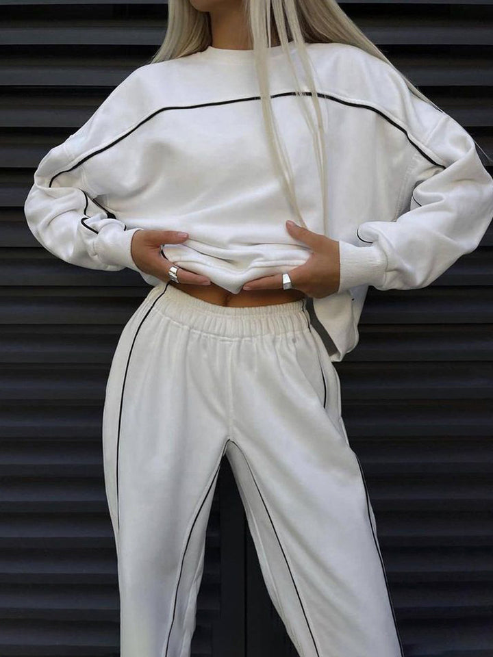 Women Modern Leisure Set with Short Top and Wide Pants Lune London