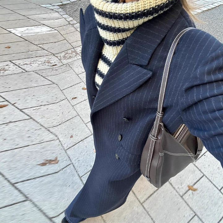 Manteau de trench rayé élégant pour femmes avec patte de boutonnage double et poches pratiques Chic & Stil