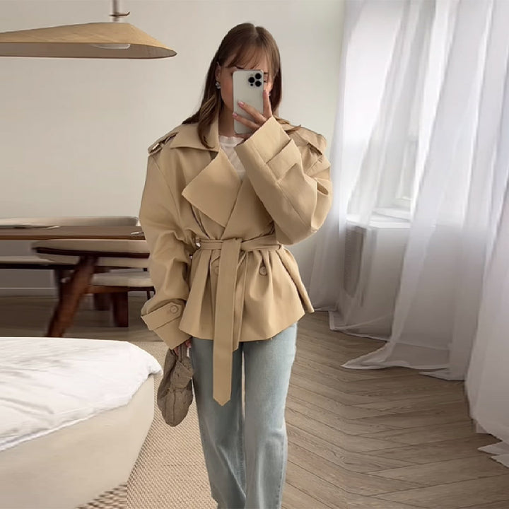 Manteau trench élégant pour femme avec ceinture et grands revers Chic & Stil