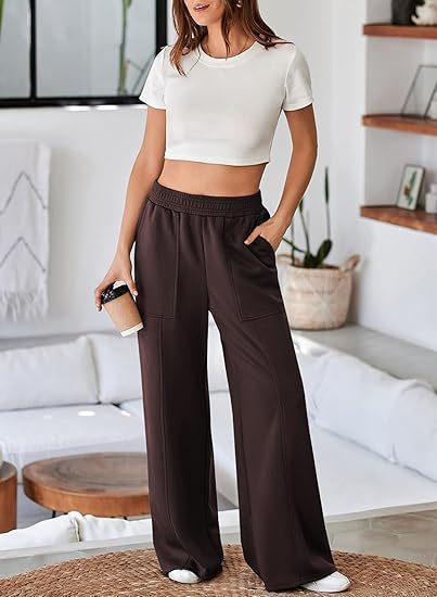Loose sports pants for women with elastic waistband and practical side pockets Lune London