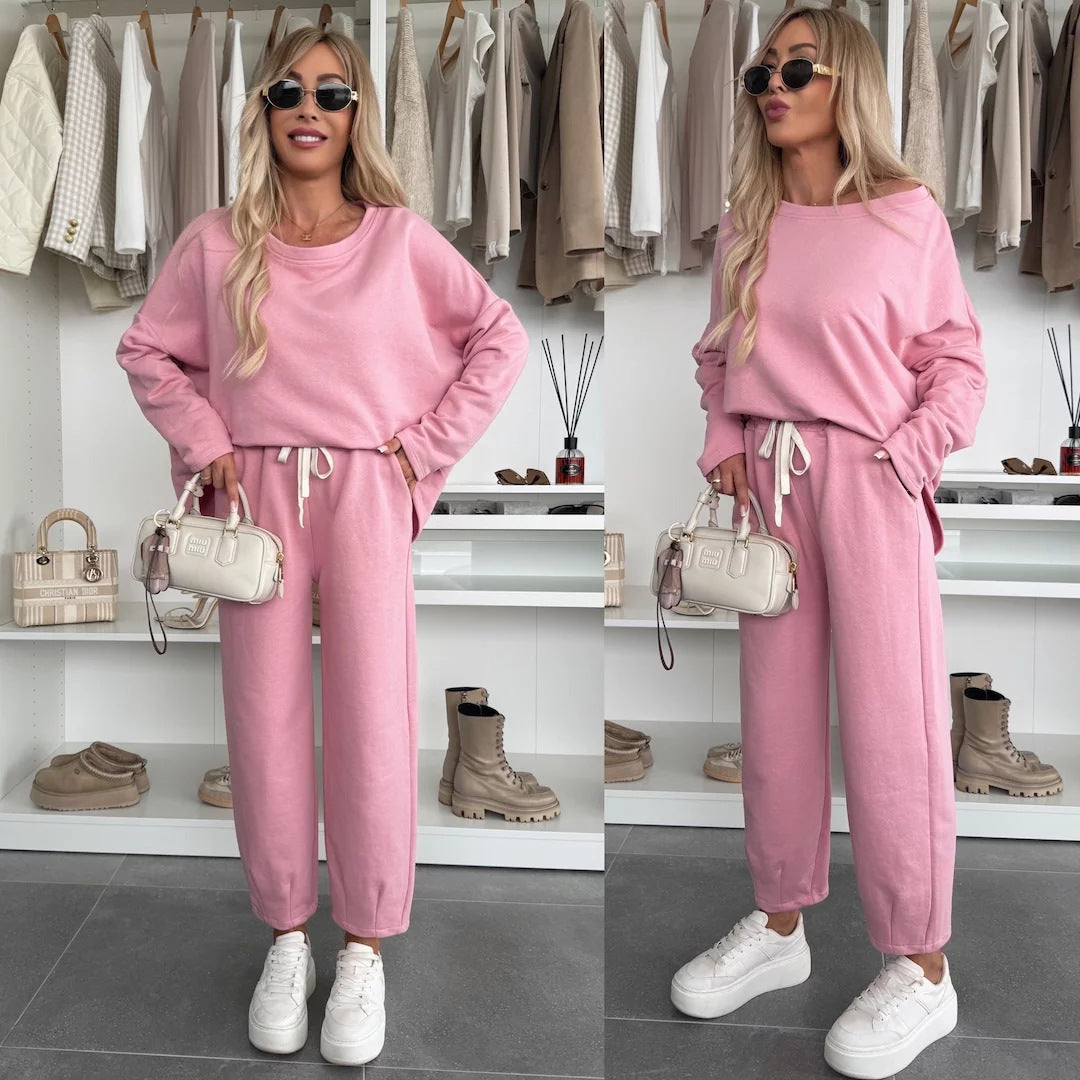 Women’s loungewear set with comfortable elastic waistband and modern sweatshirt