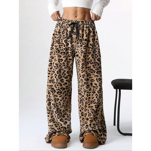 Comfortable women's pants with leopard print Lune London