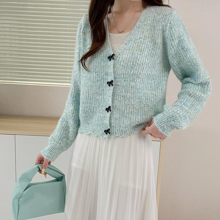 Lady cardigan with V-neck and decorative buttons Lune London