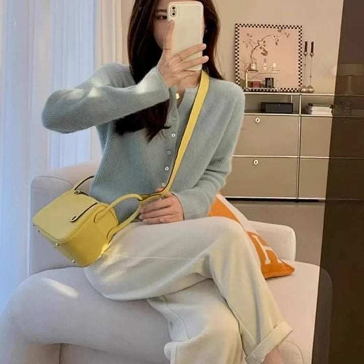 Femmes cardigan doux et confortable avec détails de boutons Chic & Stil