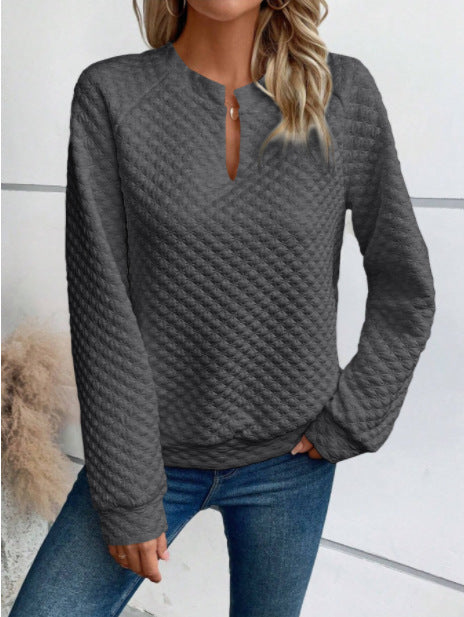 Sweat-shirt pour femmes avec design matelassé texturé et décolleté à la mode Chic & Stil