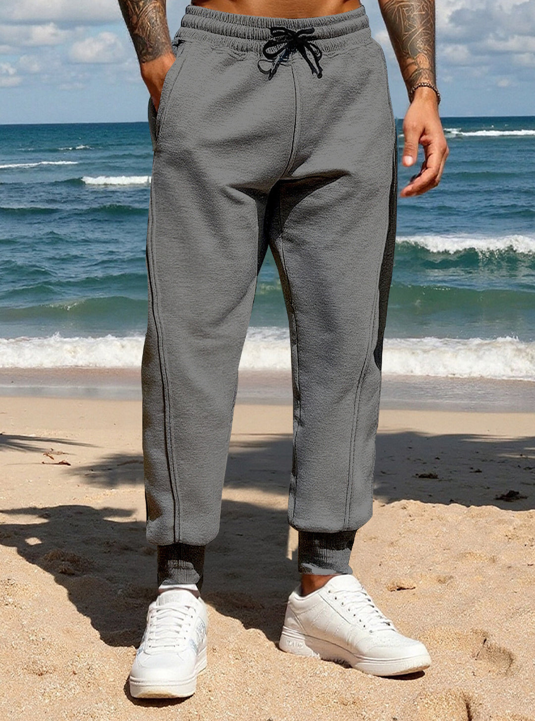 Casual sports pants for men with elastic waistband and practical side pockets Lune London