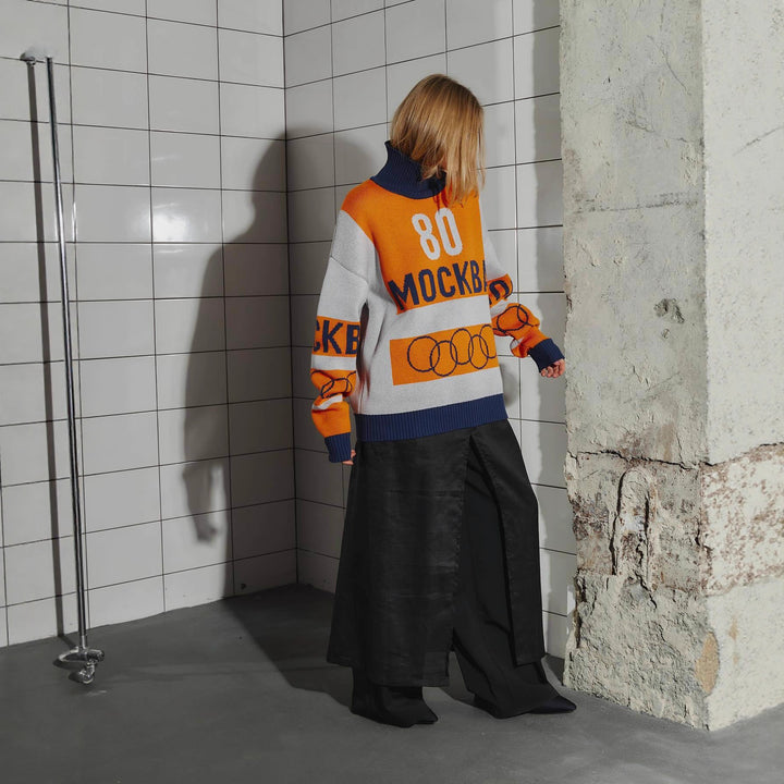 Pull décontracté pour femmes avec un design graphique accrocheur et un ourlet profond Chic & Stil