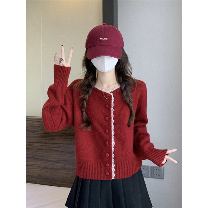 Cardigan pour femmes avec de fins détails de boutons et une jolie bordure en dentelle Chic & Stil