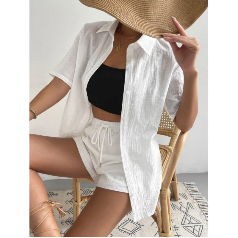 Dame Chique Loungewear-Jumpsuit made of a lightweight and breathable shirt and Lune London shorts