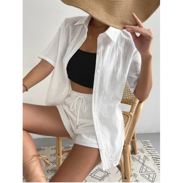 Dame Chique Loungewear-Jumpsuit made of a lightweight and breathable shirt and Lune London shorts