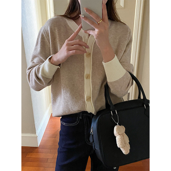 Women's cozy knitted sweater with button details Chic & Stil