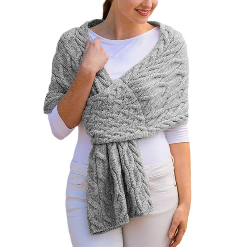 Knitted scarf for women with a modern cable pattern and versatile wearing comfort Lune London