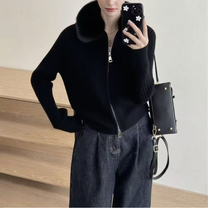 Cardigan pour femmes avec un col en fausse fourrure de haute qualité et une texture côtelée élégante Chic & Stil