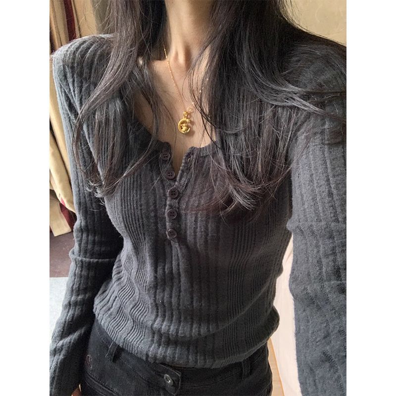 Pull femme ajusté à manches longues avec détails de boutons Chic & Stil