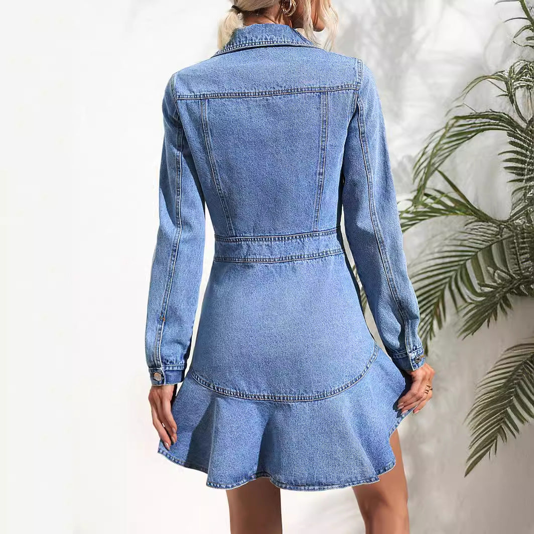 Robe en denim pour femmes dans un style moderne avec ourlet flottant et silhouette ajustée Chic & Stil