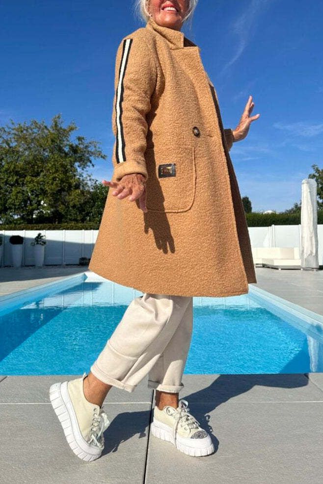 Women elegant teddy coat with two pockets and sporty stripes Lune London