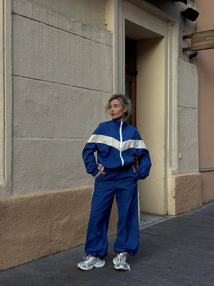 Women's sporty windbreaker with high collar and contrasting stripes Chic & Stil