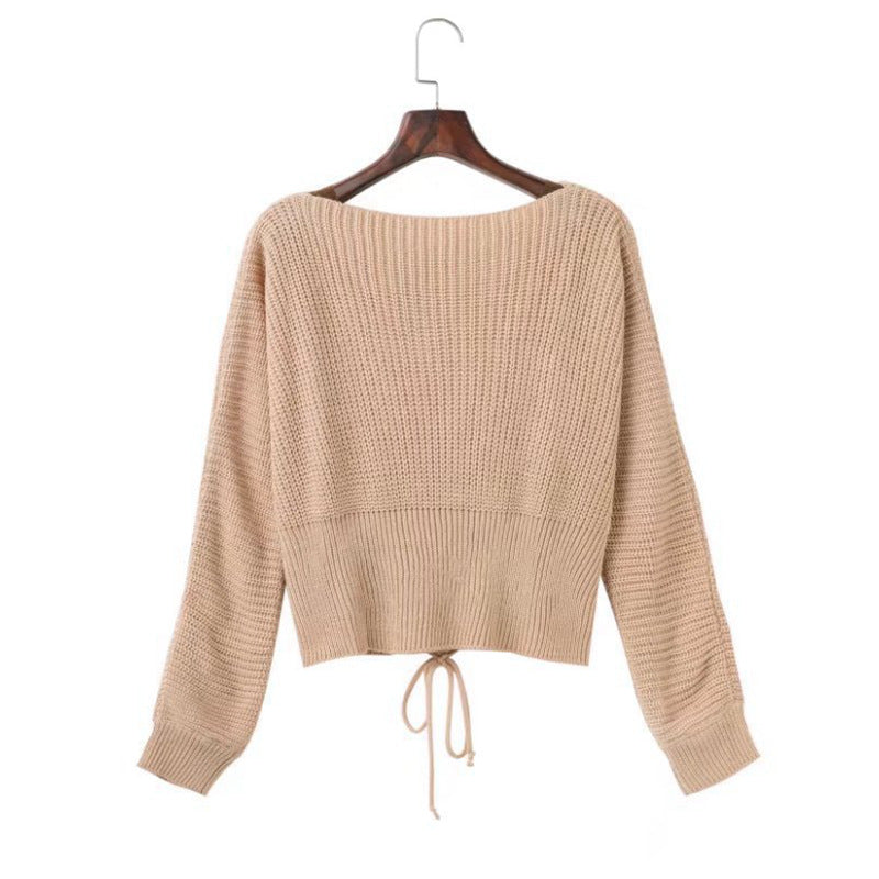 Casual knitted pullover for women with a deep V-neck and a decorative lace Lune London