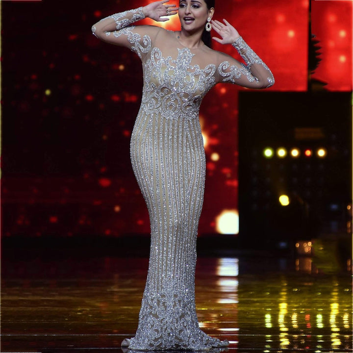 Chic und Stil | Gold foil long sleeve evening dress