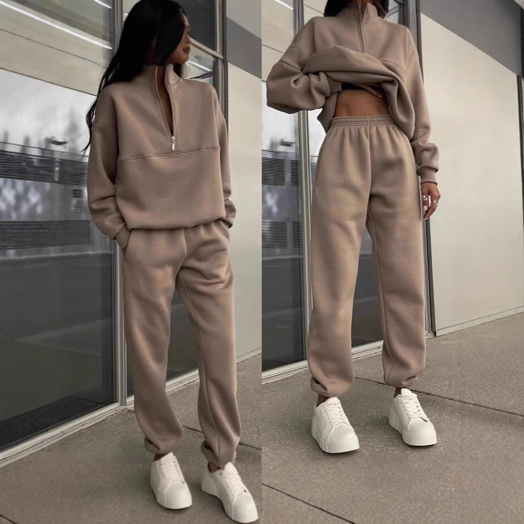Women's sweatshirt and jogging pants set with modern stand-up collar Chic & Stil