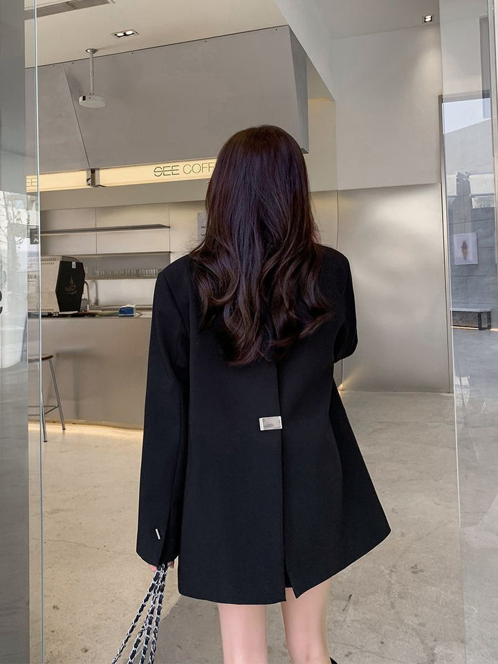 Blazer surdimensionné à la mode pour femmes avec une coupe élégante et un élément décoratif en bijou Chic & Stil